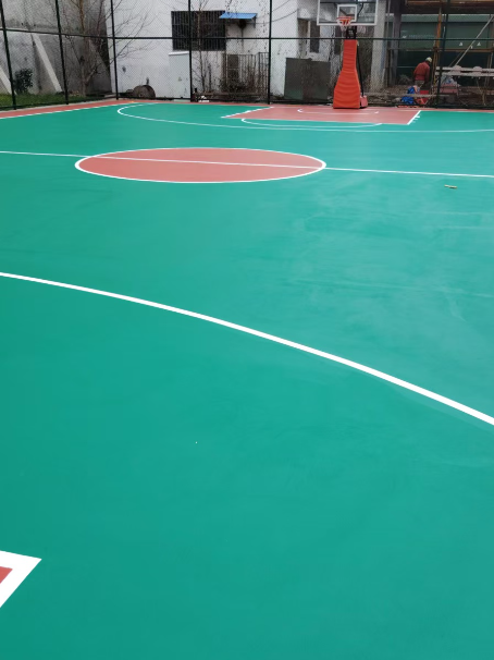 西昌 球场长期使用易出现地面开裂